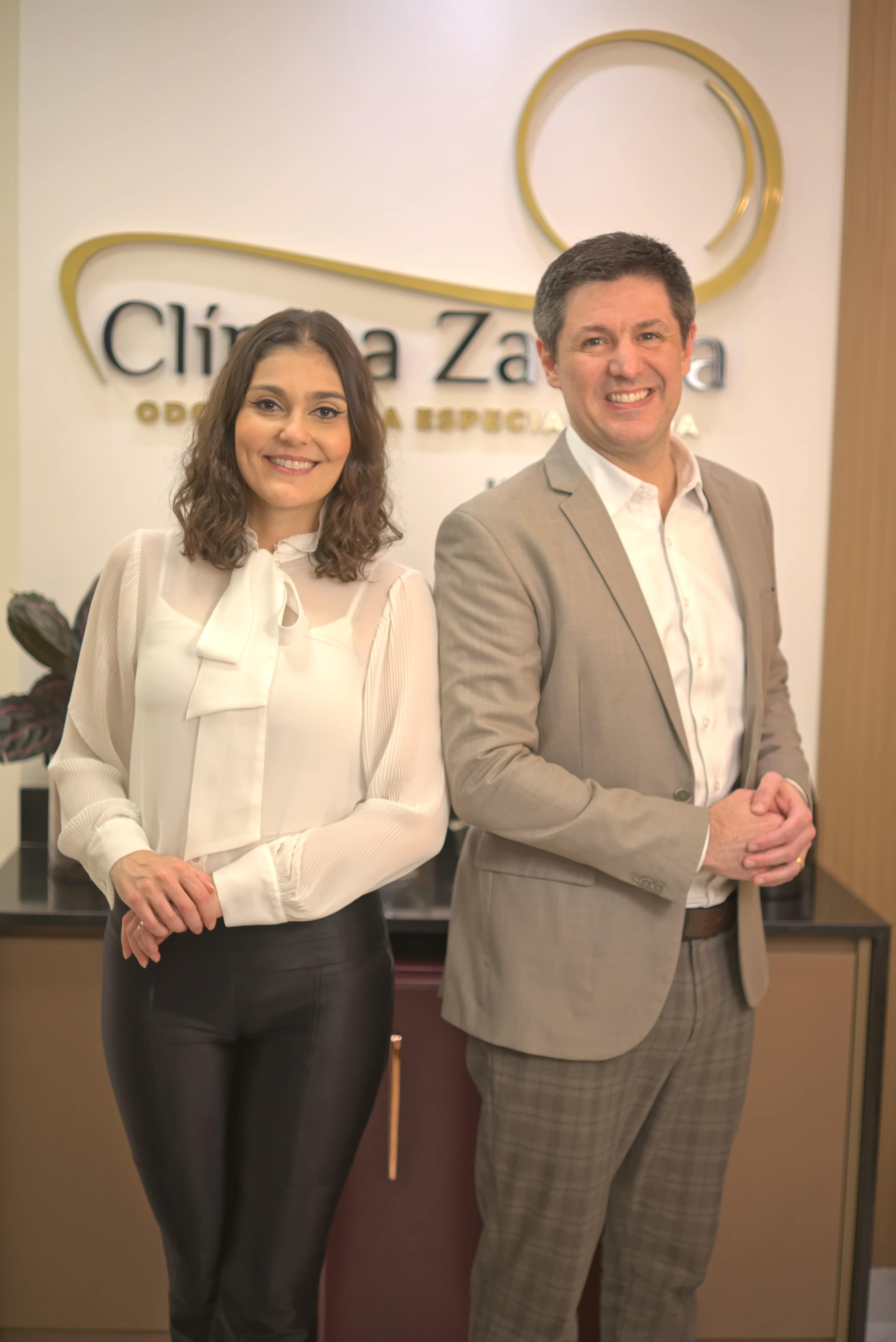 Profissional da Clínica Zampa — ambiente premium